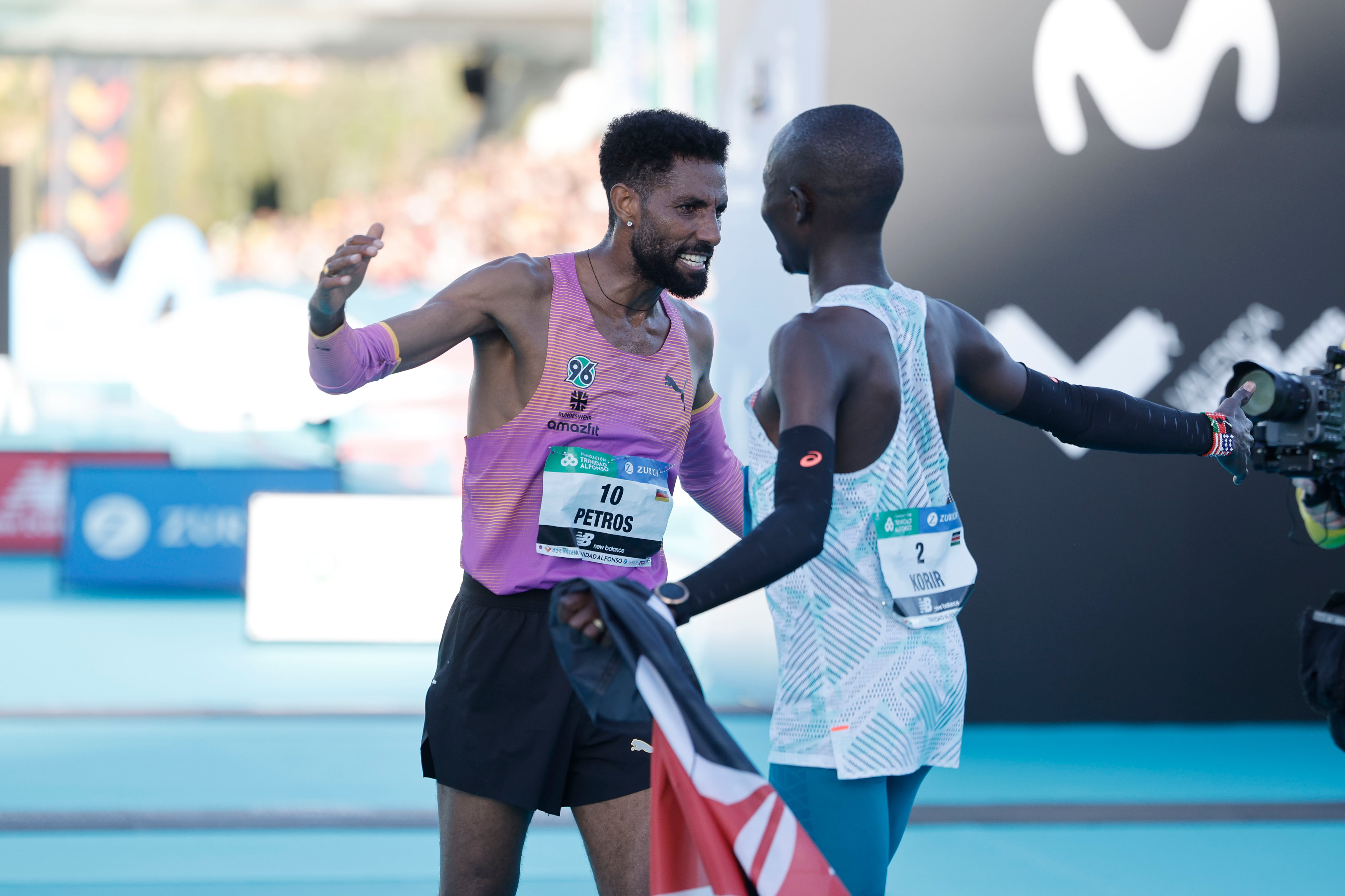 El vencedor, el corredor keniata John Korir (d), se abraza con el segundo clasificado, el alemán Amanal Petros, tras cruzar la línea de meta de la 45 edición del Maratón de Valencia Trinidad Alfonso Zurich, este domingo en València.