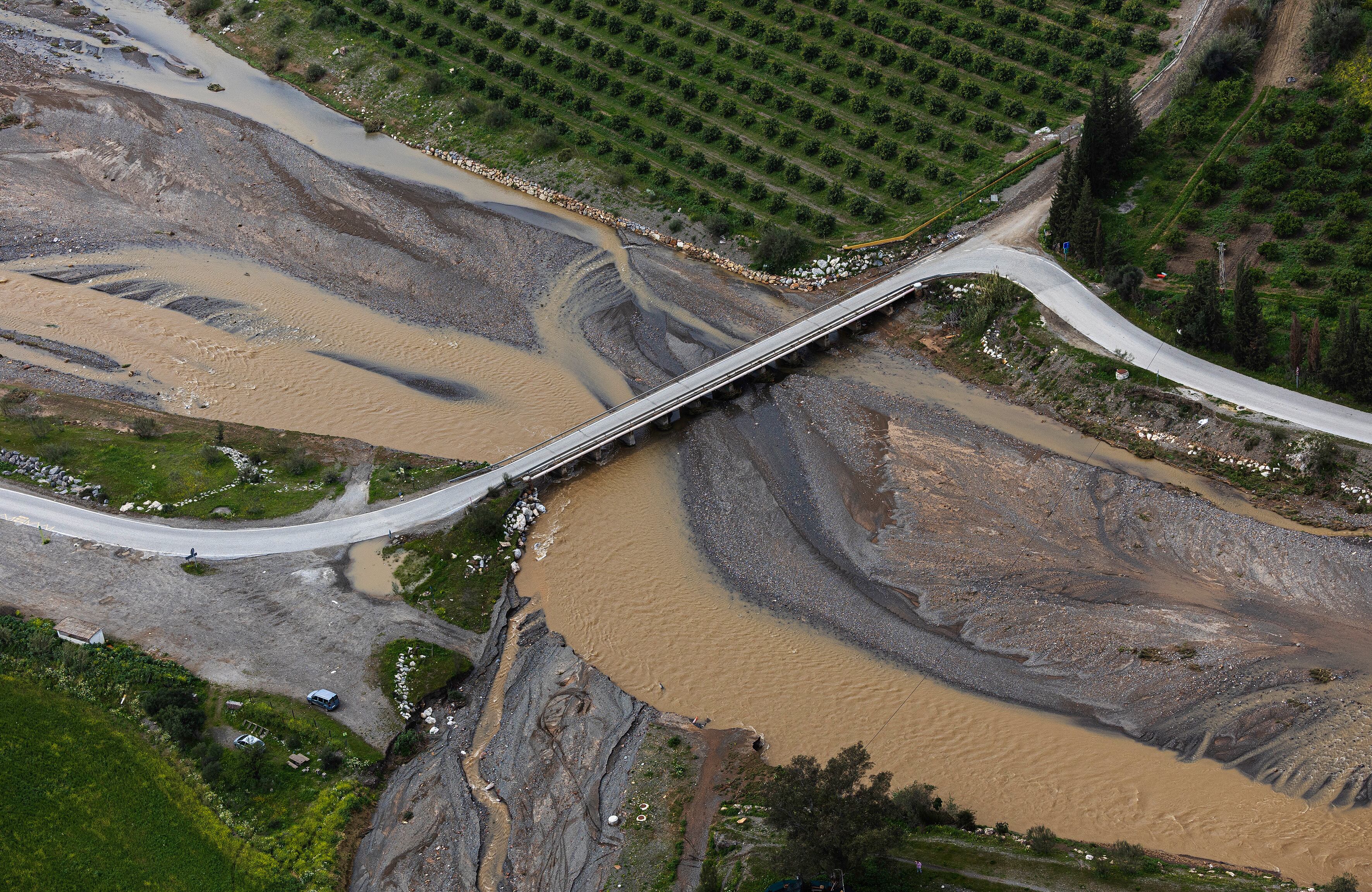 GRAFAND7182. MÁLAGA, 19/03/2025.- Vista aérea del río de Campanillas, tomada en un vuelo de reconocimiento con la Unidad Aérea de la Guardia Civil por la zona afectada por el temporal en el Valle del Guadalhorce y proximidades. EFE/Jorge Zapata.