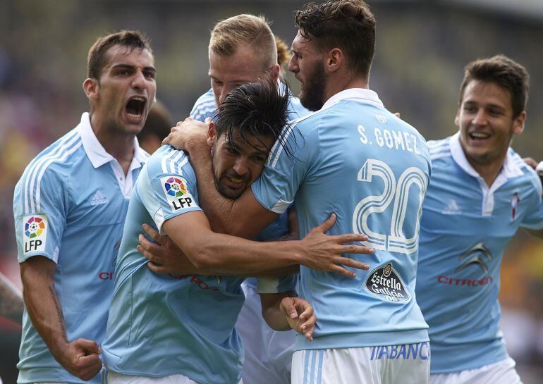 VILLARREAL, SPAIN - OCTOBER 18: Nolito of Celta celebrates scoring his team's second goal with his teammates Sergi Gomez, John Guidetti and Jonathan Castro (L) during the La Liga match between Villarreal CF and RC Celta de Vigo at El Madrigal Stadium on