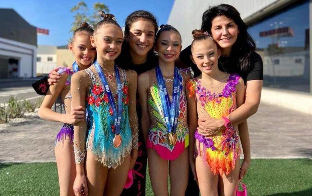 Ruth Fernández, con alguna de sus jóvenes gimnastas