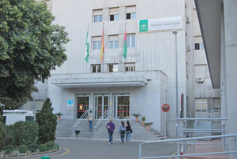 Foto de archivo de la fachada del Hospital San Cecilio de Granada