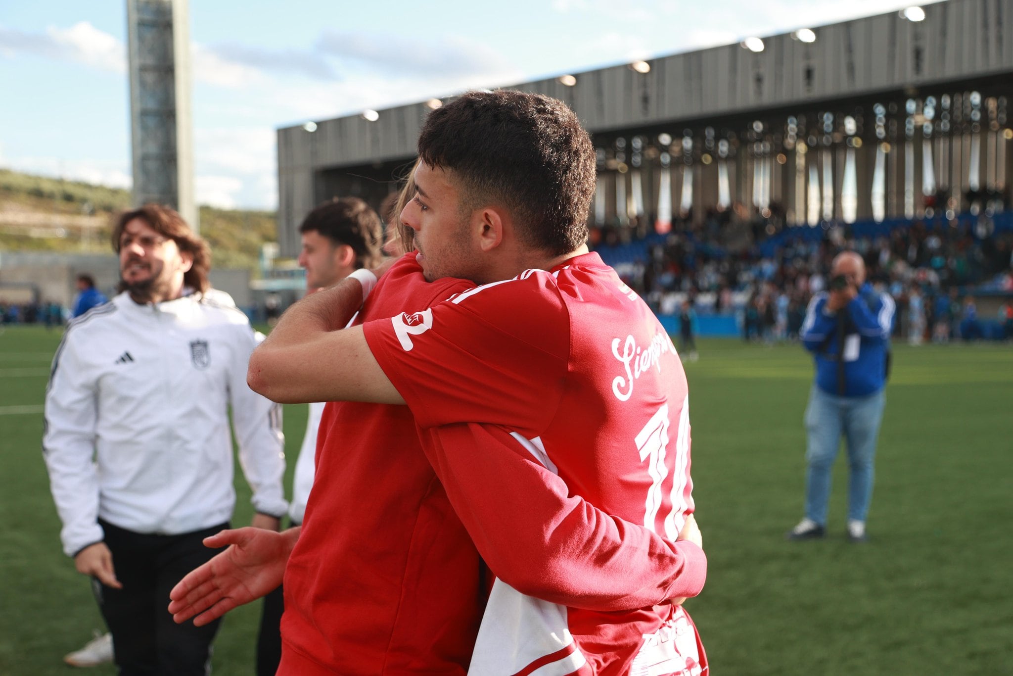 Charaf abraza a un compañero