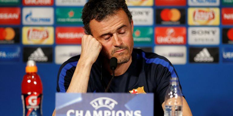 Luis Enrique, pensativo en rueda de prensa