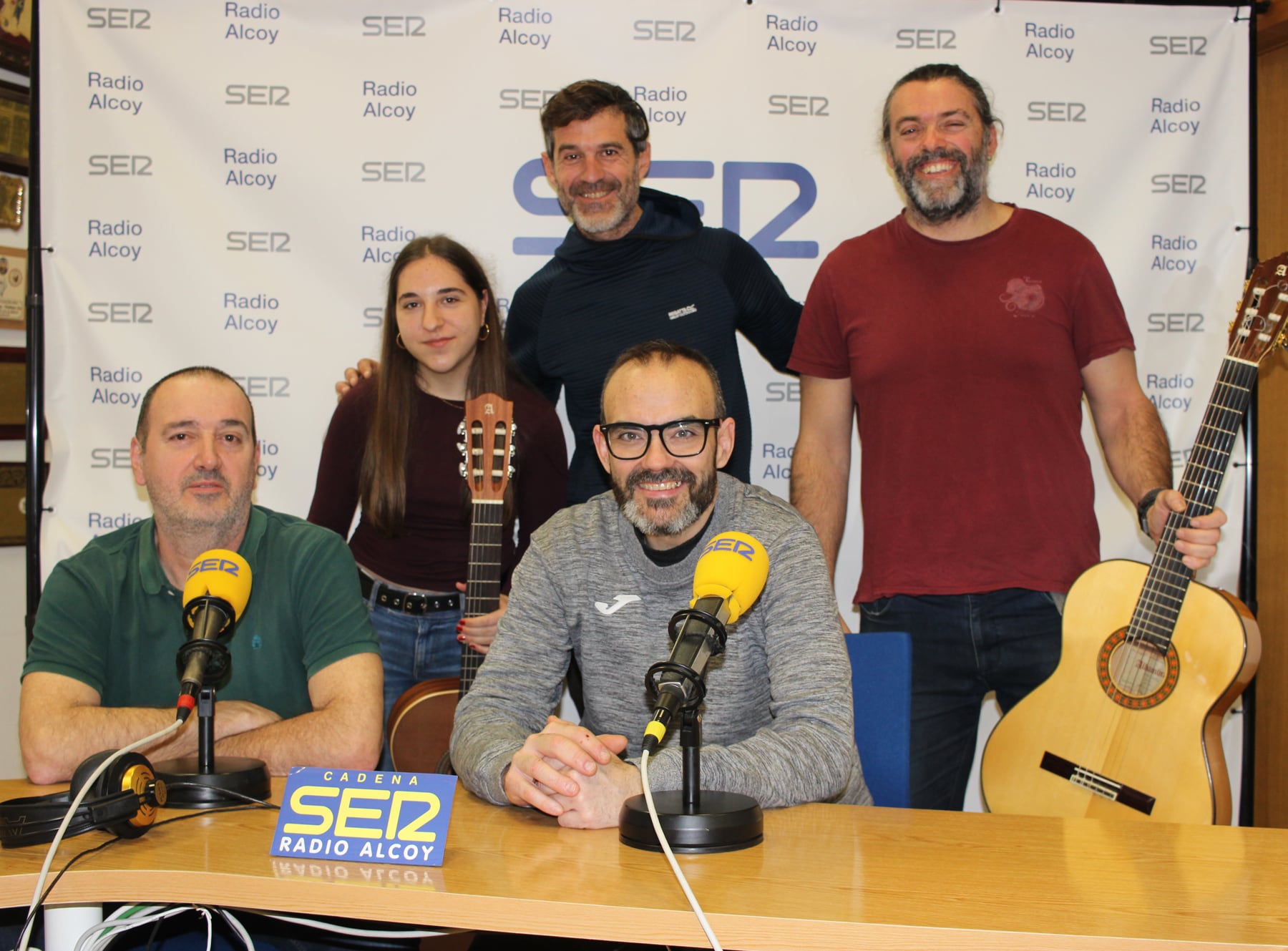 Javi Rodríguez, Damián Alonso, Abril Torró, José Carlos Torregrosa y Miguel Ángel Balaguer, en el estudio central de Radio Alcoy