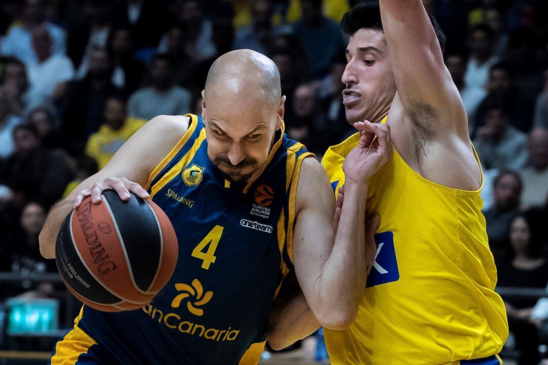 TAV01. TEL AVIV (ISRAEL), Albert Oliver (i) de Herbalife Gran Canaria en acción ante John Dibartolomeo (d) de Maccabi Fox Tel Aviv durante su encuentro de Euroliga disputado este jueves en Tel Avív (Israel). EFE, Jim Hollander