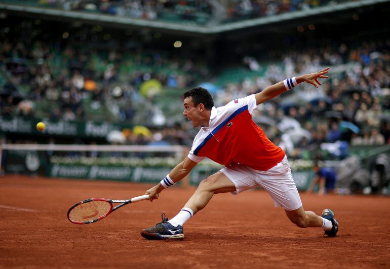 PARÍS (FRANCIA). El tenista español Roberto Bautista Agut devuelve una bola al serbio Novak Djokovic durante el partido de cuartos de final del torneo de Roland Garros que se disputa en París, Francia, el 31 de mayo del 2016. EFE-Yoan Valat