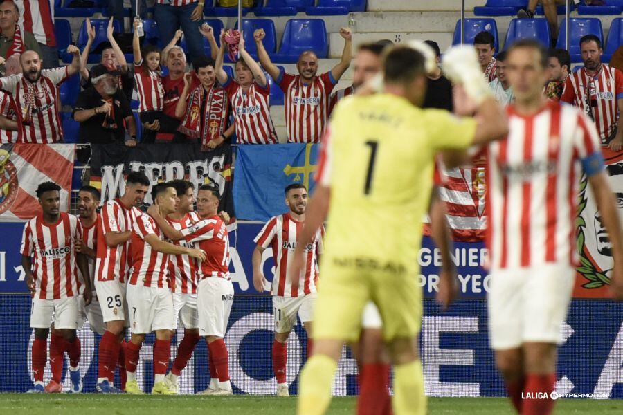 Los jugadores del Sporting celebran el gol de Nacho Méndez en El Alcoraz.