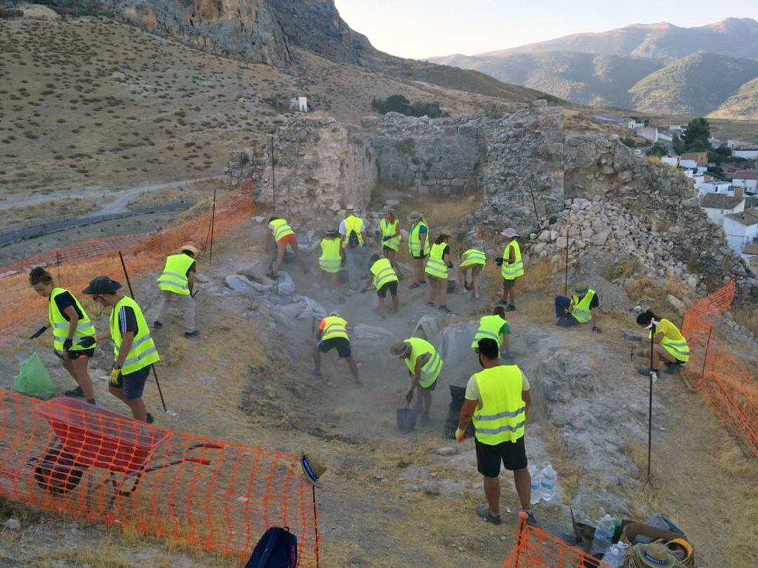 Grupo de voluntarios en anteiores campos de trabajo en el Castillo Nuevo de Bedmar