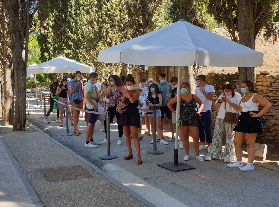Turistas en la cola de la taquilla de la Alhambra en agosto de 2020