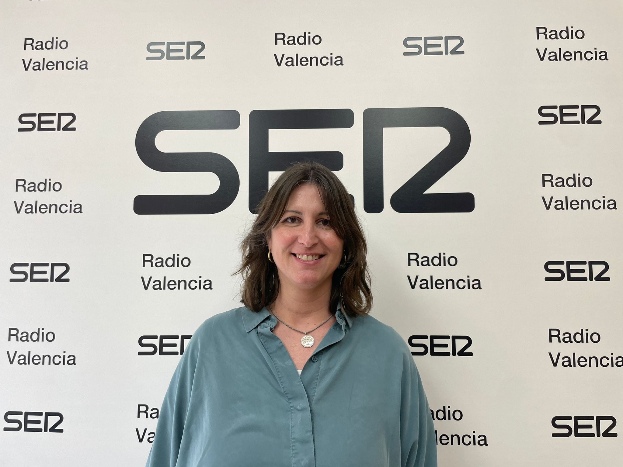 Cristina Celda, responsable de comunicación de la Junta Mayor de la Semana Santa Marinera, en los estudios de Radio Valencia Cadena SER