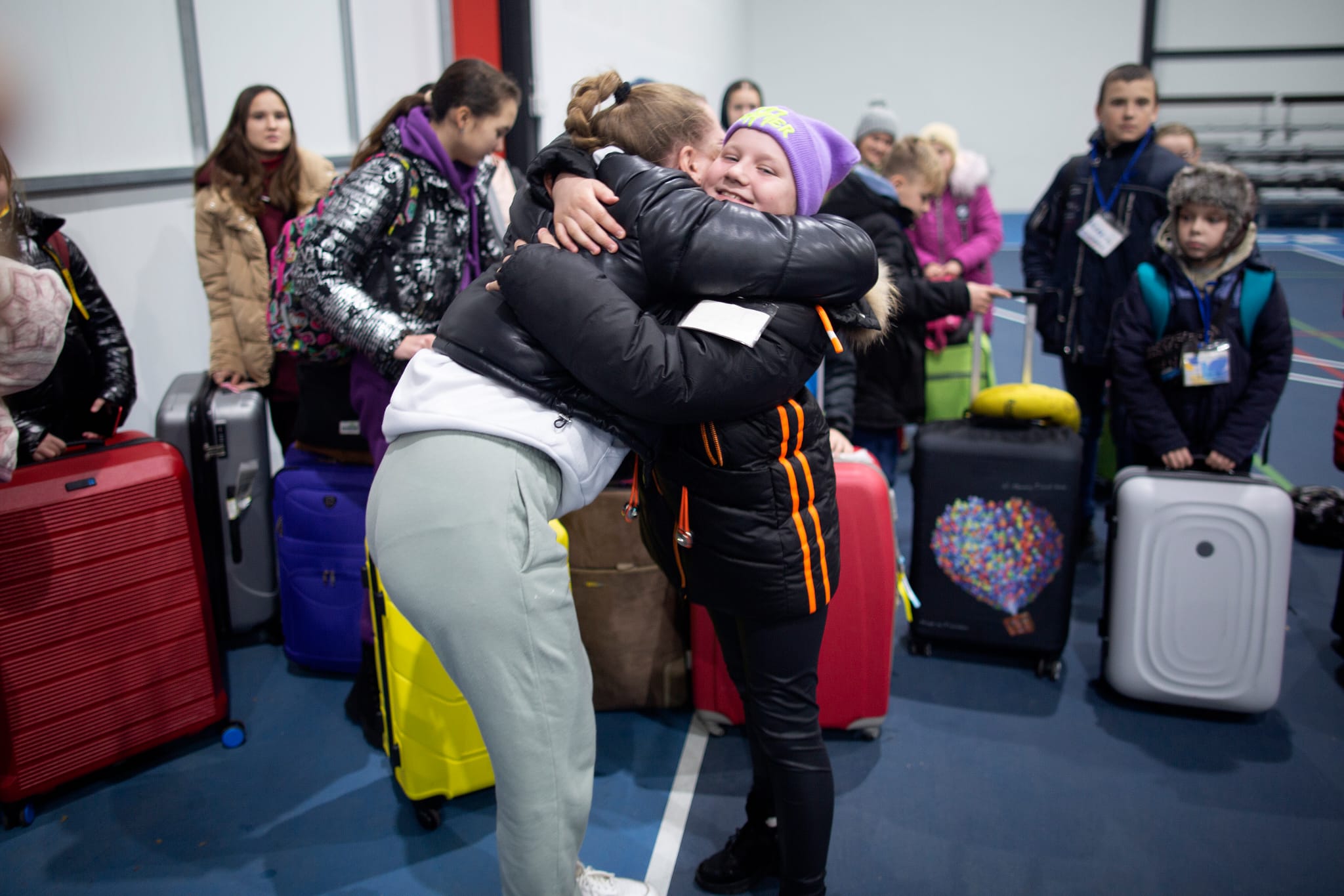 Dos niños ucranianos se abrazan al llegar a València para pasar la Navidad