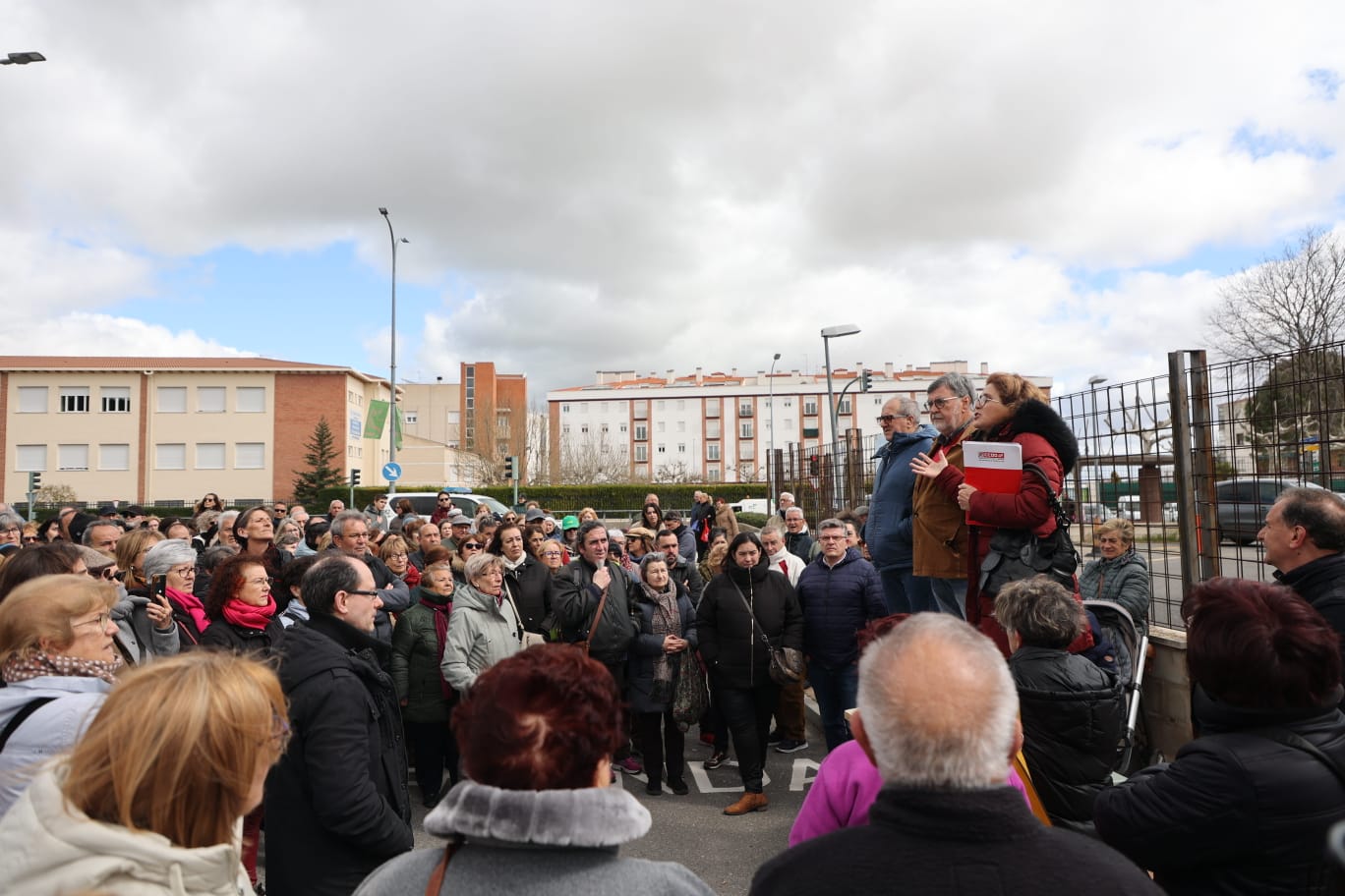 Los convocantes de esta concentración reclaman &quot;voluntad política&quot; para resolver el problema del centro de salud