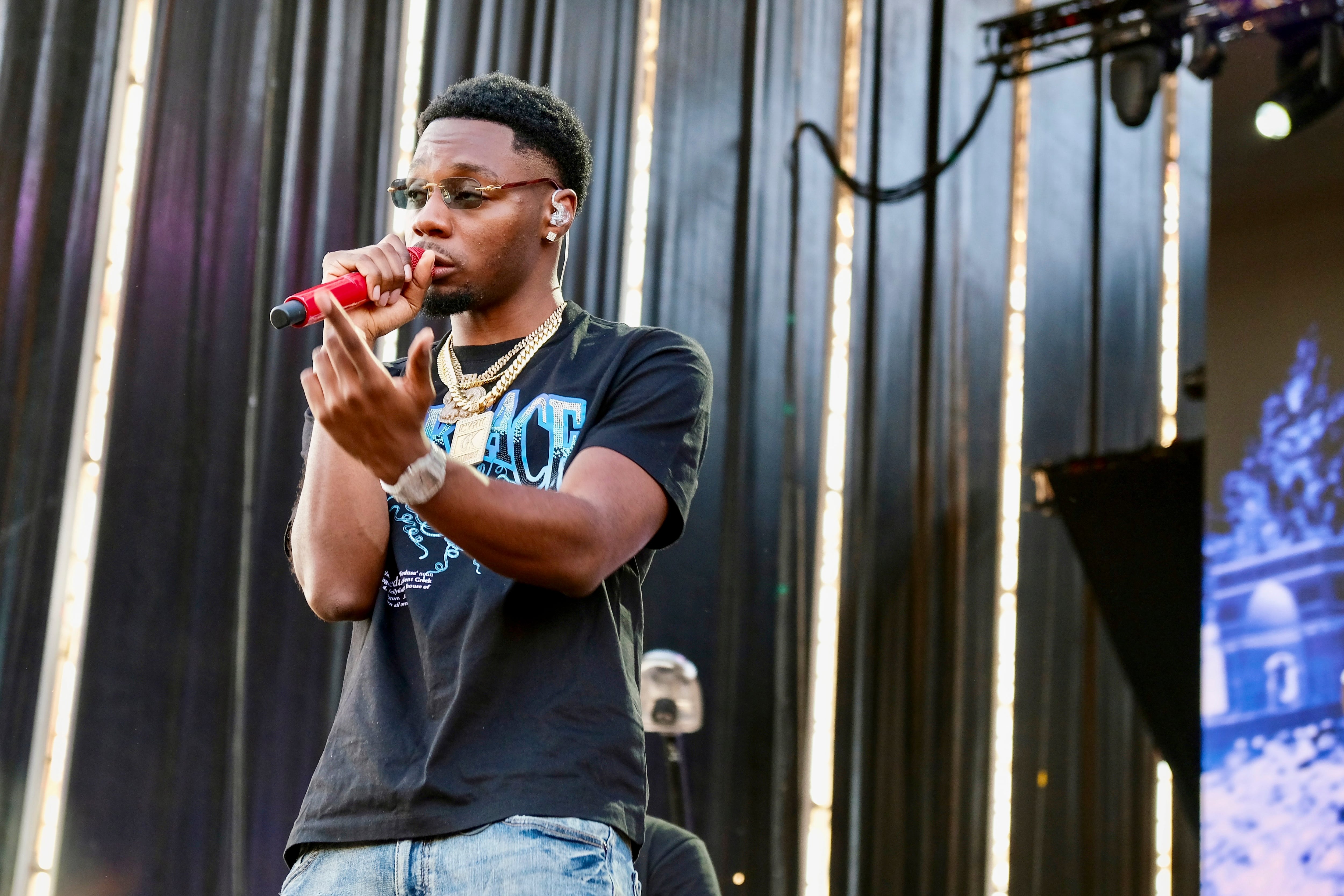 CALAHORRA (LA RIOJA) 27/06/2025.- El artista español Cyril Kamer, durante su actuación este jueves en el festival Holika, que en su séptima edición reúne a unos 80 artistas del reguetón, trap y electrónica, este viernes en Calahorra. EFE/Raquel Manzanares