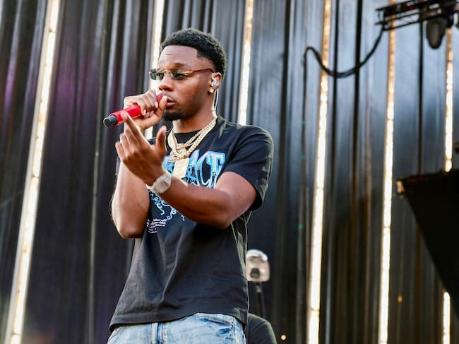 CALAHORRA (LA RIOJA) 27/06/2025.- El artista español Cyril Kamer, durante su actuación este jueves en el festival Holika, que en su séptima edición reúne a unos 80 artistas del reguetón, trap y electrónica, este viernes en Calahorra. EFE/Raquel Manzanares