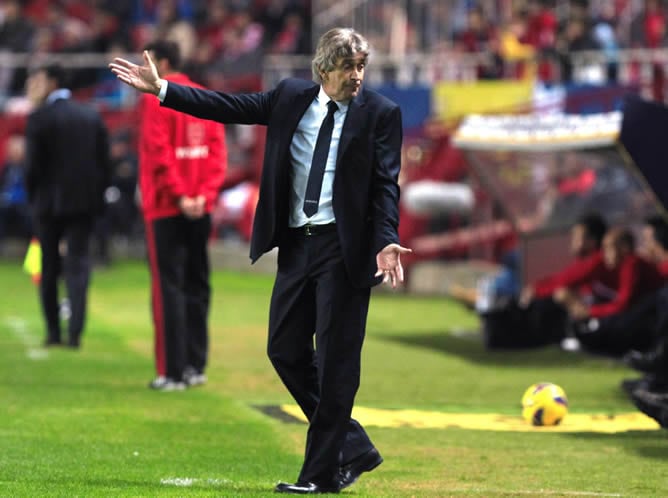 El entrenador chileno dirigiendo a el Málaga durante un partido de esta temporada