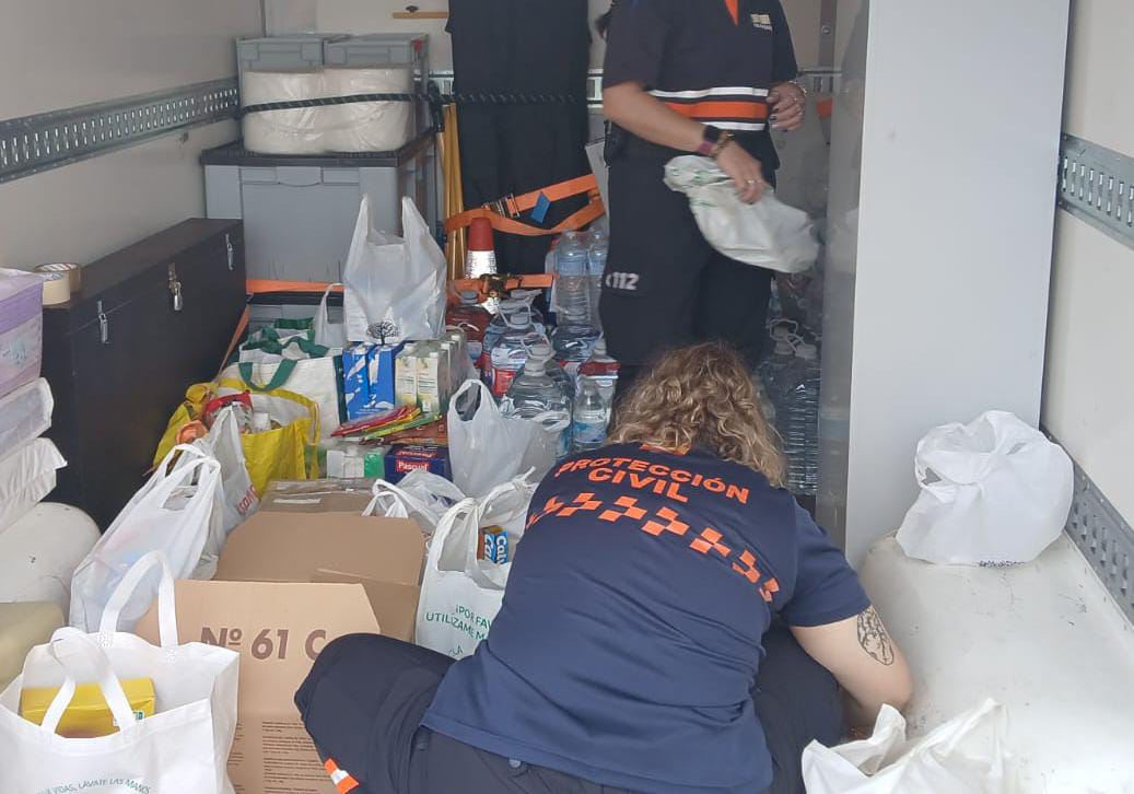 Imagen de algunos voluntarios de Protección Civil en Toledo empaquetando el material donado por numerosos toledanos