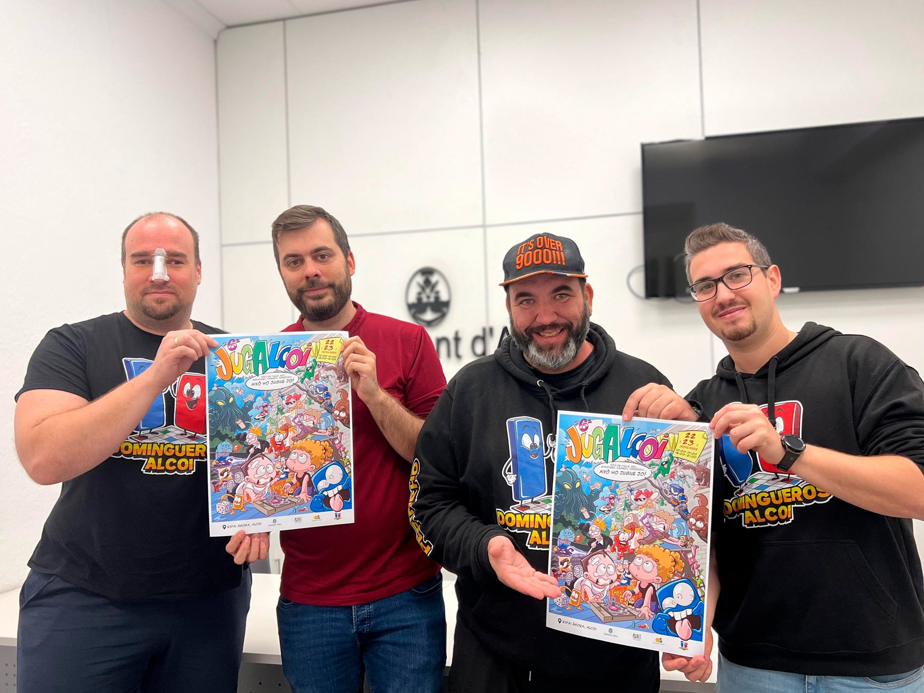 El concejal de Juventud, Carles Sansalvador, y los organizadores de Domingueros Alcoi