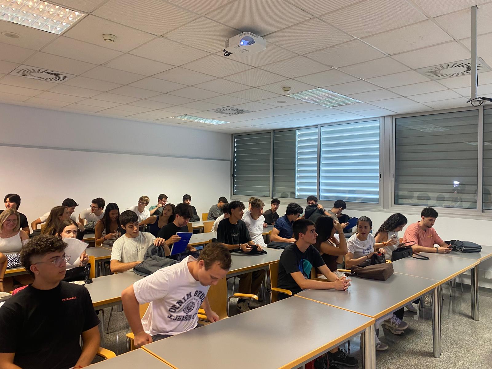 A las 8 de la mañana ya se dejaban ver las primeras caras de nervios e ilusión por comenzar esta nueva etapa universitaria.....
&quot;Estoy un poco asustada porque al ser todo nuevo, compañeros nuevos y vida nueva....pero sí, con mucha ilusión de empezar&quot;, nos contaba una alumna que acababa de salir de clase. &quot;Va a ser distinto ya que es otro ritmo totalmente diferente al que estamos acostumbrados&quot;, afirmaba otro estudiante.

Química ha sido la primera toma de contacto con la universidad en donde han podido recordar conceptos básicos. Noemi Gil, profesora en el departamento de ingeniería química, explica la importancia que estos tienen para afrontar un buen inicio de carrera..

&quot;Reforzar conocimientos que a priori han adquirido en bachiller o en etapas previas de educación, que vengan más cómodos a la universidad y con estos cursos se pretenden unificar los mínimos y conocimientos básicos para comenzar las carrera&quot;.

A pesar de que muchos estudiantes llegaban preparados de bachiller, nos decían, les van a venir muy bien estos repasos. &quot;Hay asignaturas como por ejemplo Física que no he realizado durante el curso y necesito darle un poco más de caña para que durante el año me vaya mejor&quot;. Entre las respuestas más repetidas, todos querían coger una buena base, para como dicen: &quot;no ir tan perdidos&quot;. 

Las clases se desarrollan de lunes a viernes desde hoy lunes 25 de agosto hasta el martes 2 de septiembre en sesiones de dos horas diarias de Química y cuatro en el caso tanto de Matemáticas-Física como de Dibujo Técnico. Además de estos cursos presenciales, los alumnos también disponen de cursos online.