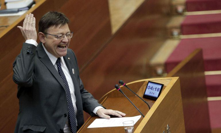 El president de la Generalitat, Ximo Puig, responde a una pregunta de los grupos parlamentarios en el pleno de Les Corts de hoy.