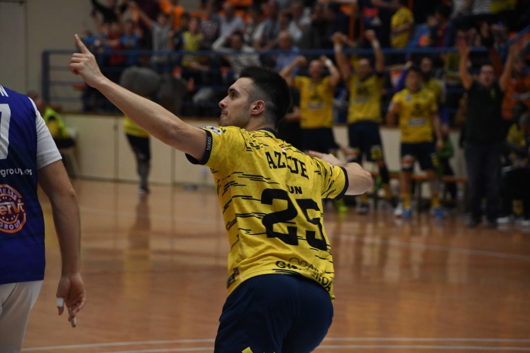 Jon Azkue celebra uno de los goles que marcó al Benidorm en el último partido en Artaleku