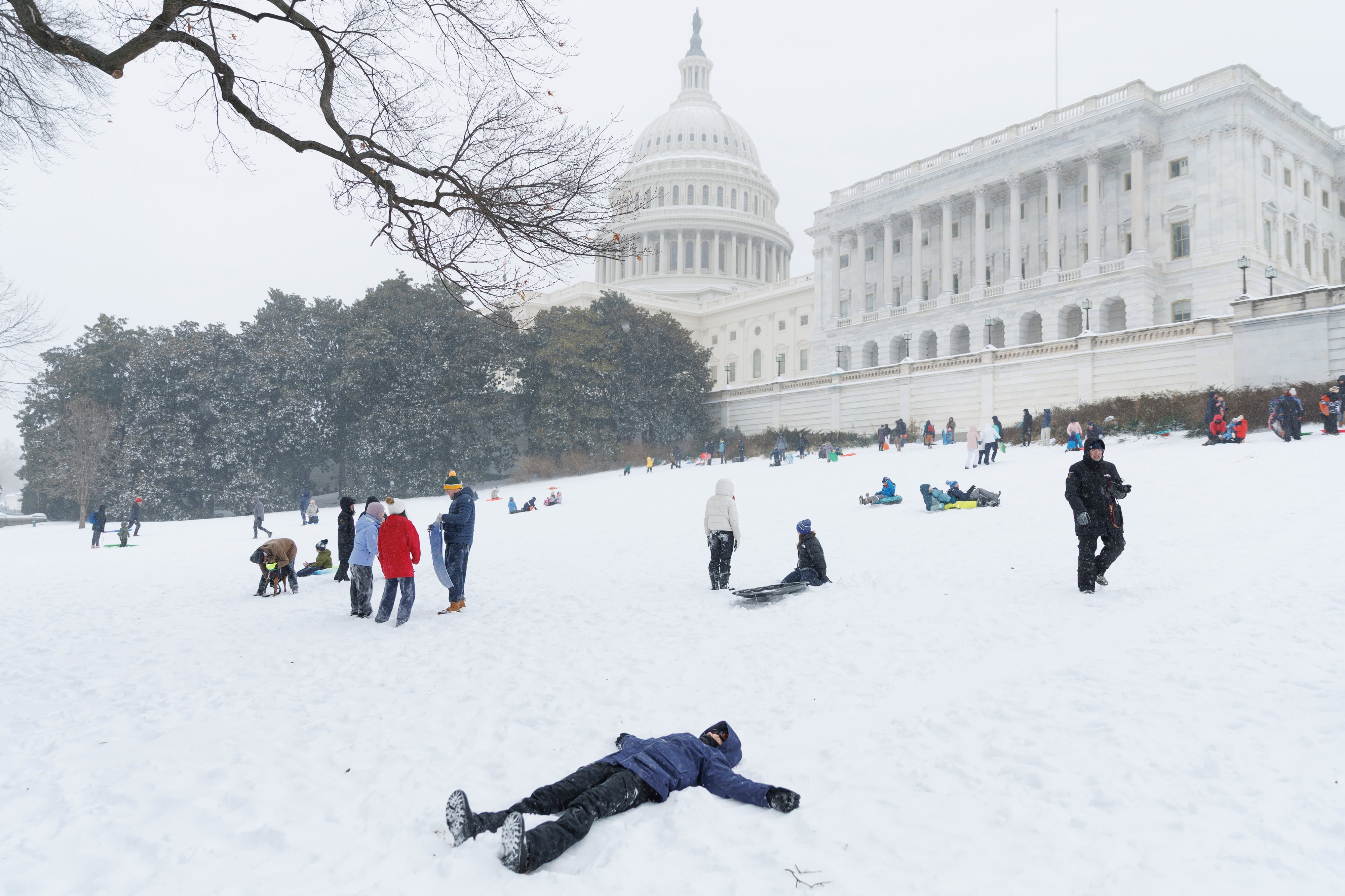 Decenas de personas juegan con trineos en la colina del Capitolio, en Washington. (Photo by Tom Brenner for The Washington Post via Getty Images)