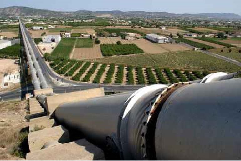 Conducciones del trasvase Tajo-Segura a su paso por la huerta de Orihuela (Alicante)