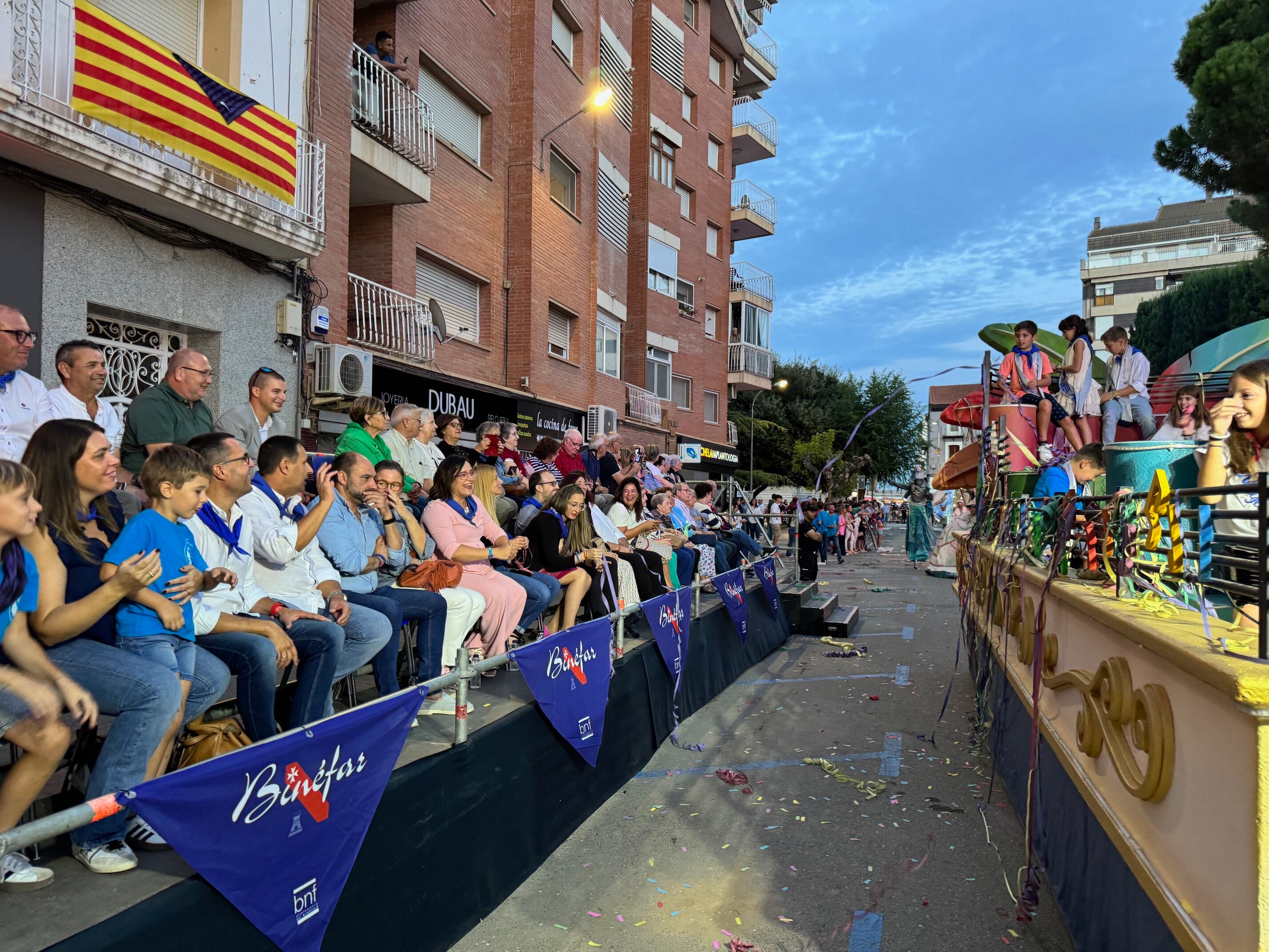 Desfile de Carrozas de Binéfar, su alcaldesa Patricia Rivera junto a Fernando Torres, alcalde de Barbastro