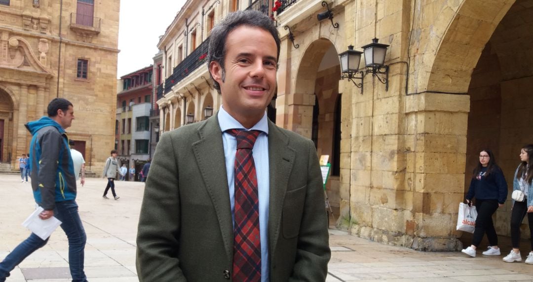 Nacho Cuesta, en la plaza del Ayuntamiento de Oviedo