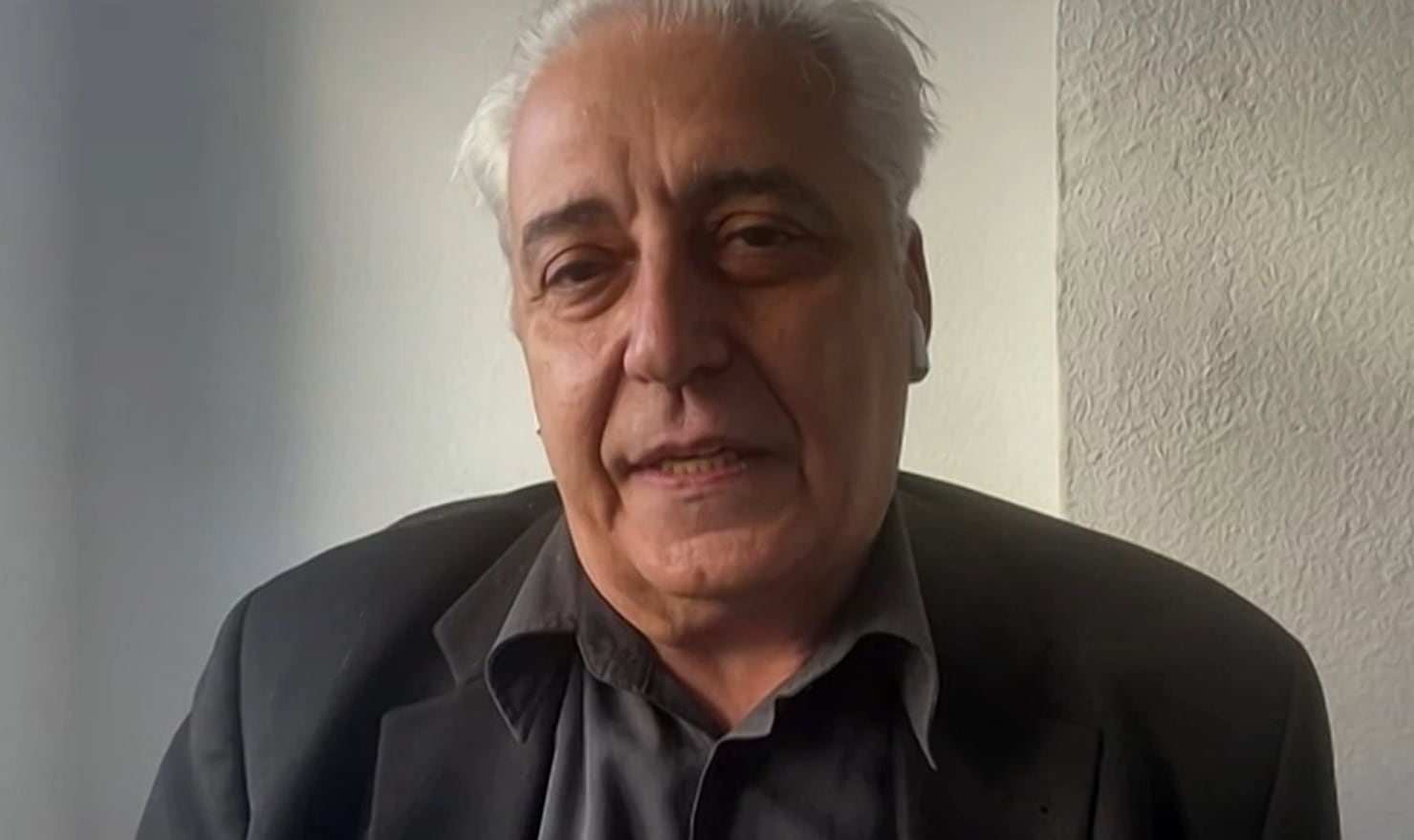 Anthony Blake ofrece un número 24 horas antes.