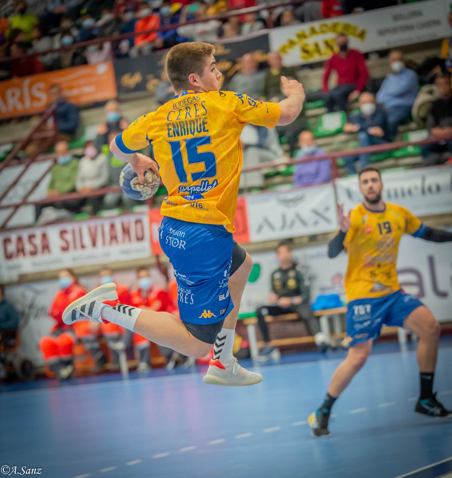Quique Calvo con la camiseta del Villa de Aranda