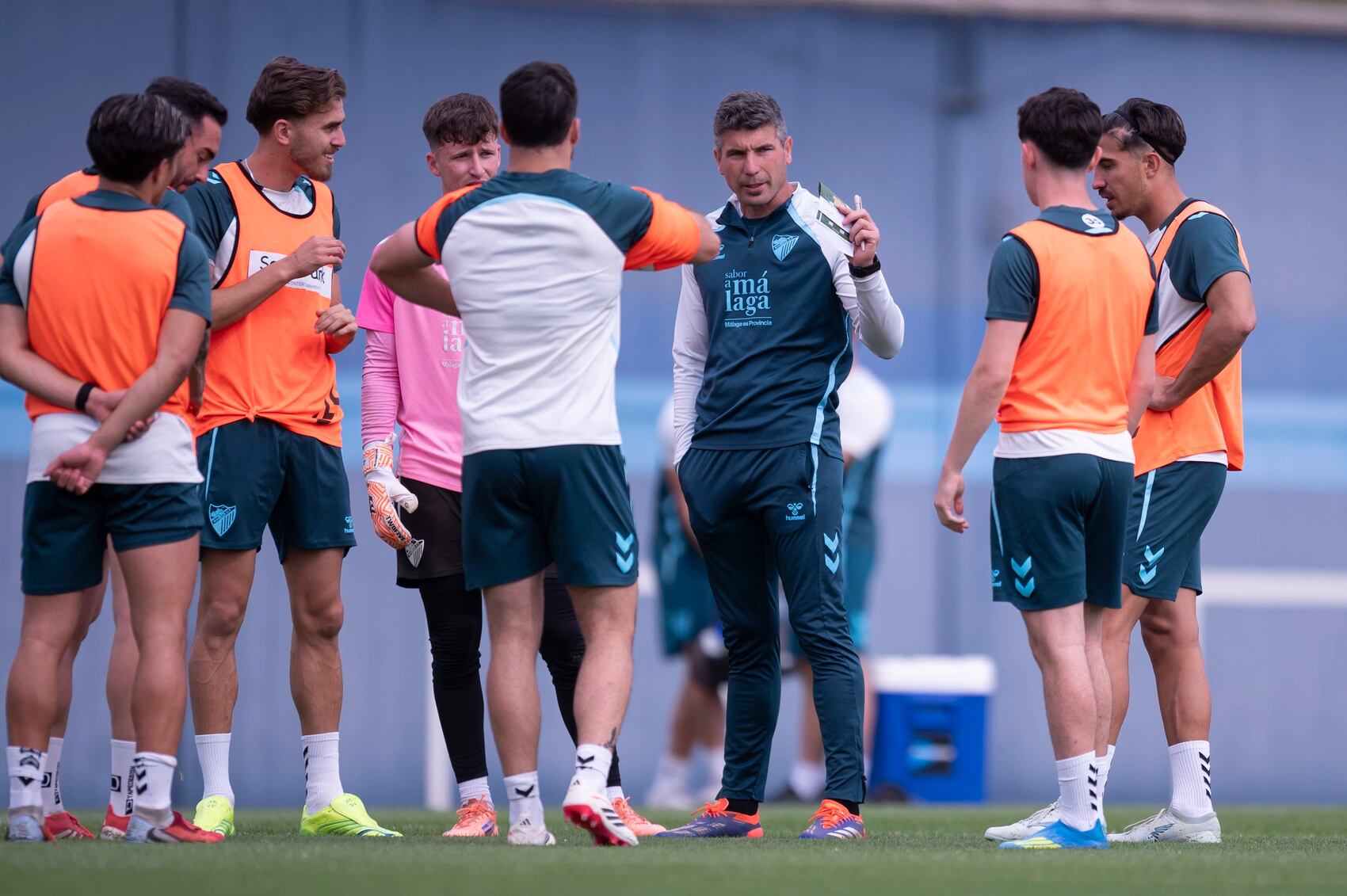 Funes, en el centro, se dirige a un corrillo de jugadores