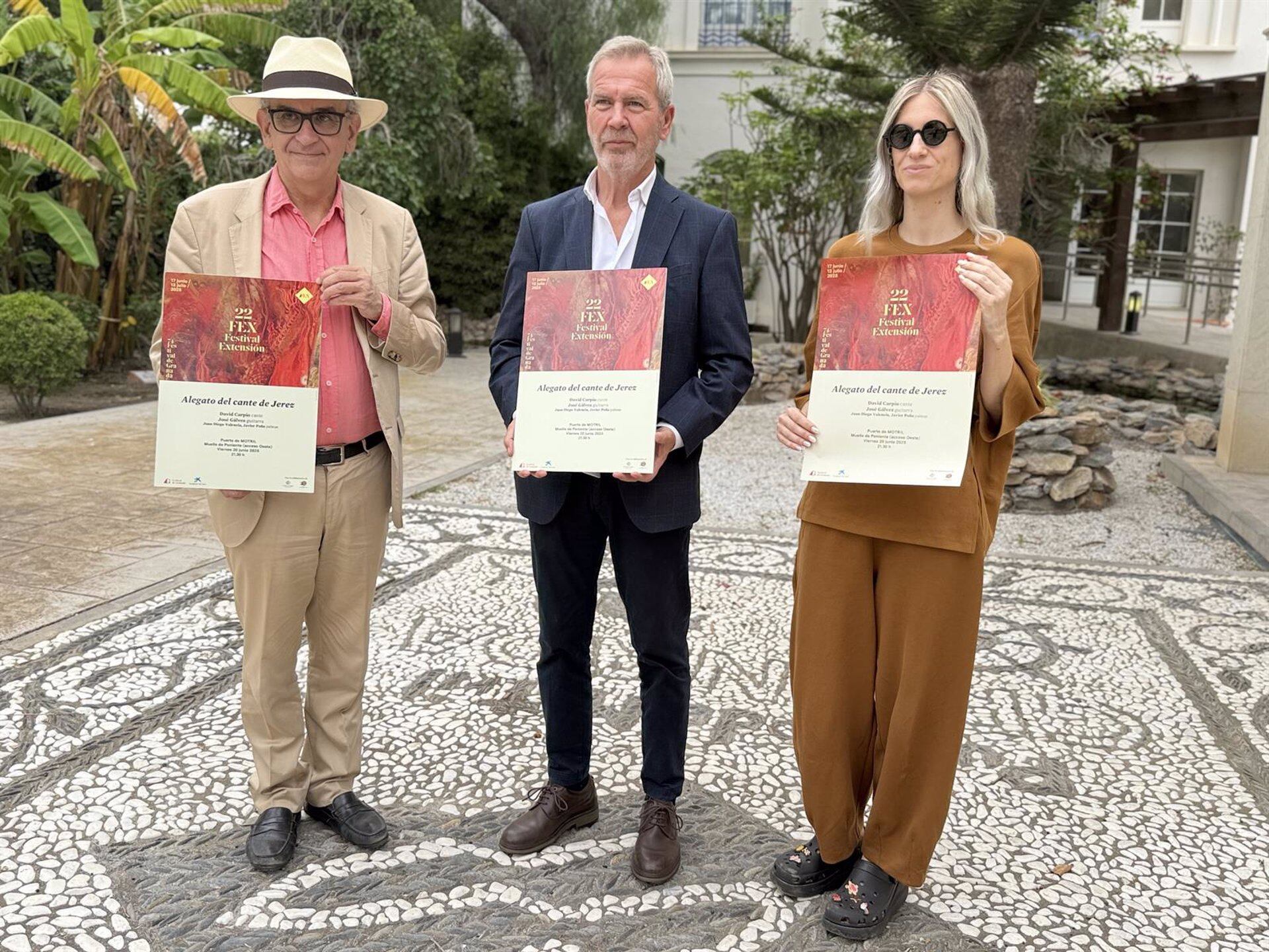 El presidente del Puerto de Motril, José García Fuentes, en el centro, flanqueado por el director del Festival de Granada, Paolo Pinamonti, y Paula Spa, responsable de Marketing, Recursos Humanos y Acción Social de Fulgencio Spa