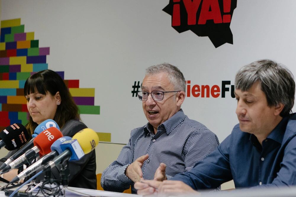 (I a D) Los procuradores de Soria �Ya! Vanessa Garc�a ; Jos� �ngel Ce�a y Juan Antonio Palomar durante la rudeda de prensa