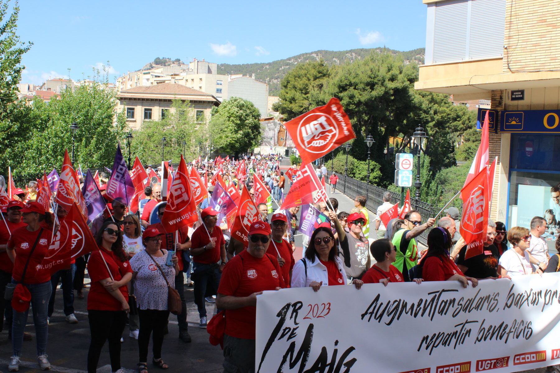 Imagen de la manifestación a su paso por el puente de Cervantes e inicio de la Avinguda País Valencià