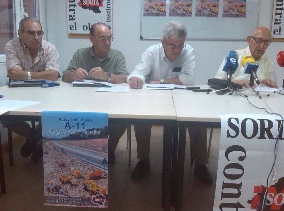 Goyo Alonso (d), durante una rueda de prensa de Soria ¡Ya!