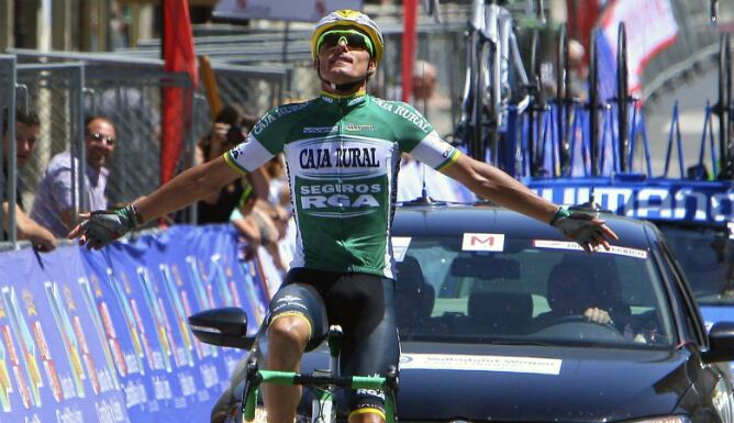 Luis León Sánchez celebra una victoria con el Caja Rural