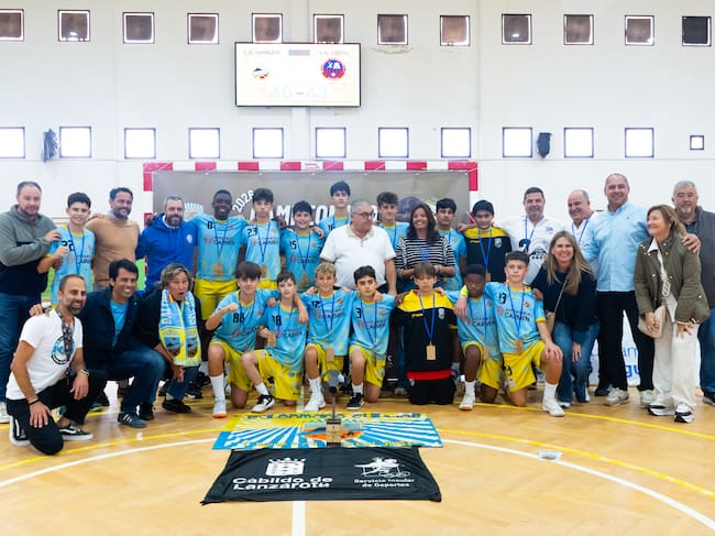 Los infantiles del CD Chinijos tras proclamarse Campeones de Canarias Masculino de Balonmano.