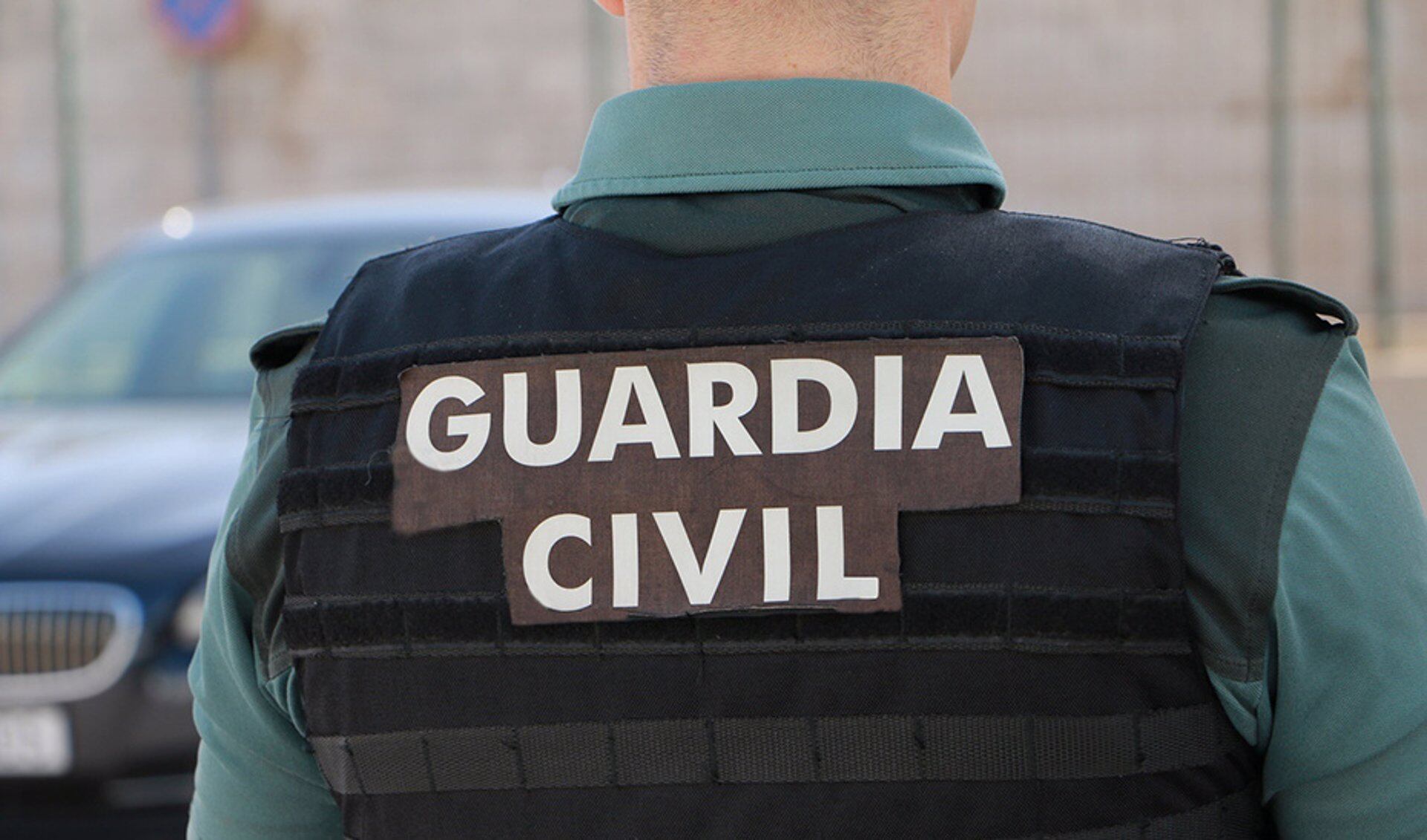 Un agente de la Guardia Civil, de espalda