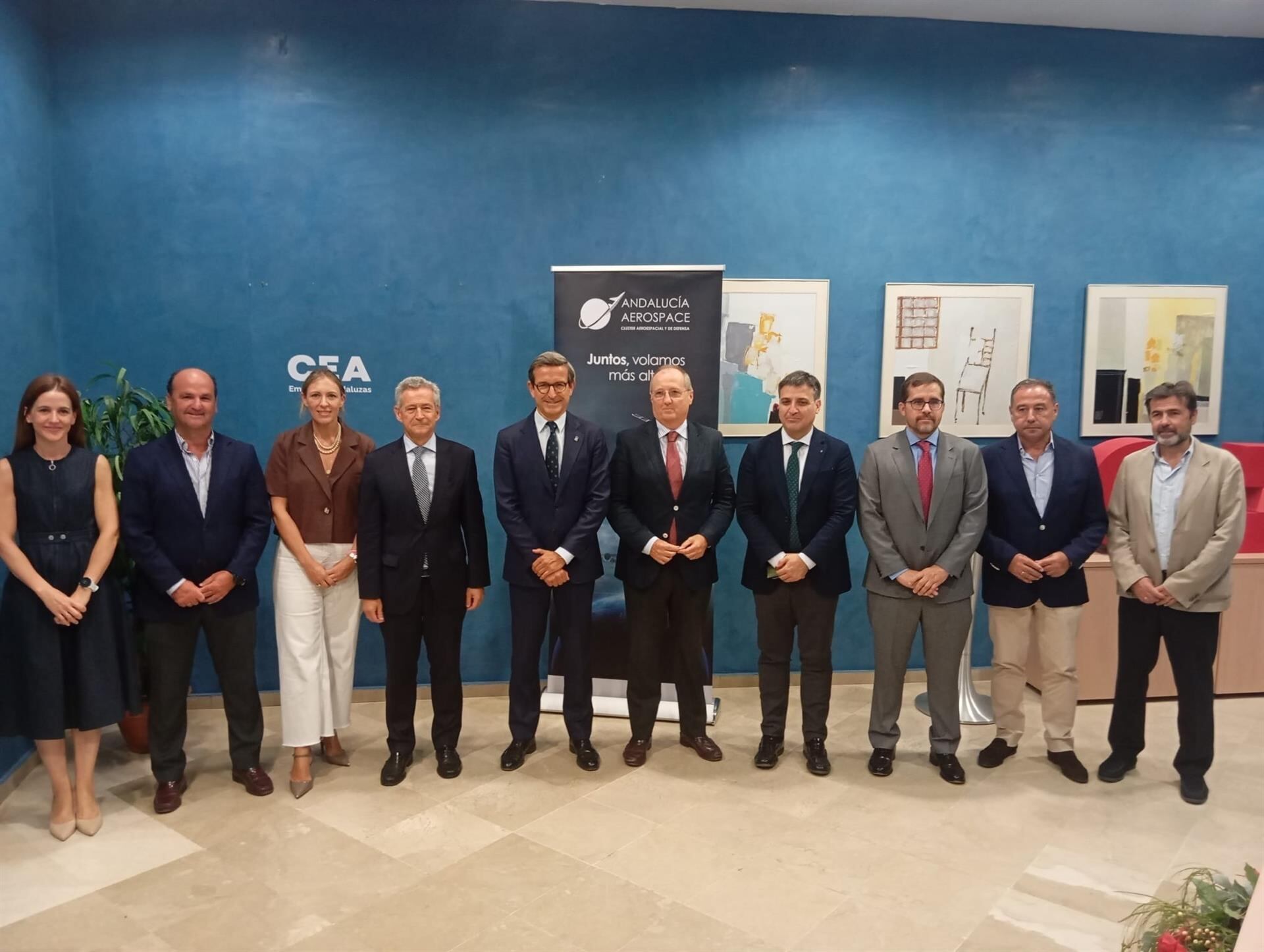 El Consejero de Industria, Energía y Minas, Jorge Paradela, y el presidente del clúster Andalucía Aerospace, Antonio Gómez-Guillamón, han presentado este informe estadístico elaborado por el clúster aeroespacial