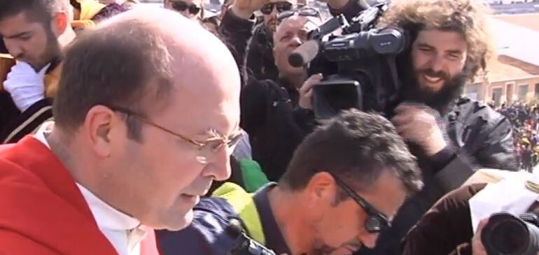 El sacerdote de Tobarra, Don Pedro, durante el sermón de este Viernes Santo en esta localidad albaceteña 