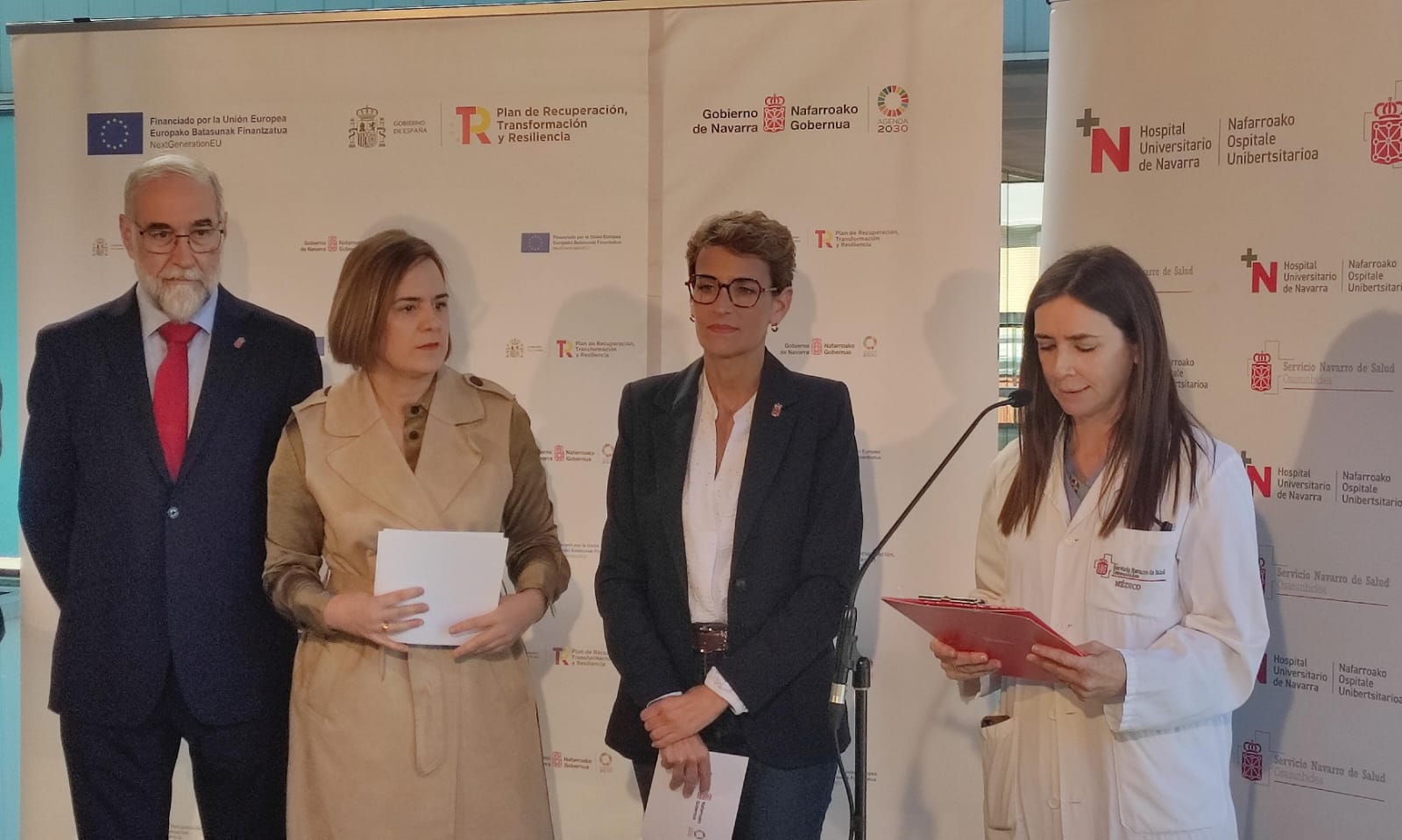 El consejero de Salud, Fernando Domínguez, la delegada del Gobierno en Navarra, Alicia Echeverría, la presidenta de Navarra, María Chivite y la directora del Área del Corazón del HUN, Virginia Álvarez, en la presentación de la nueva sala de Hemodinámica.