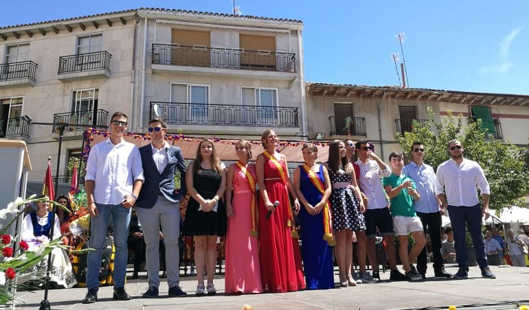 El acto del pregón y proclamación de representantes juveniles de las pasadas fiestas de Roa.