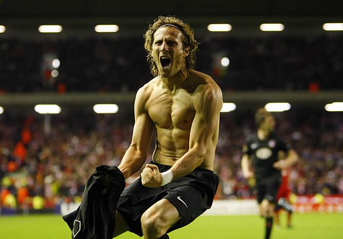 Diego Forlán, exultante tras el gol que consiguió en Anfield y que el metió en la final de la Europa League