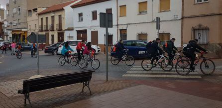 Los alumnos del María Zambrano recorriendo Alcázar en bicicleta