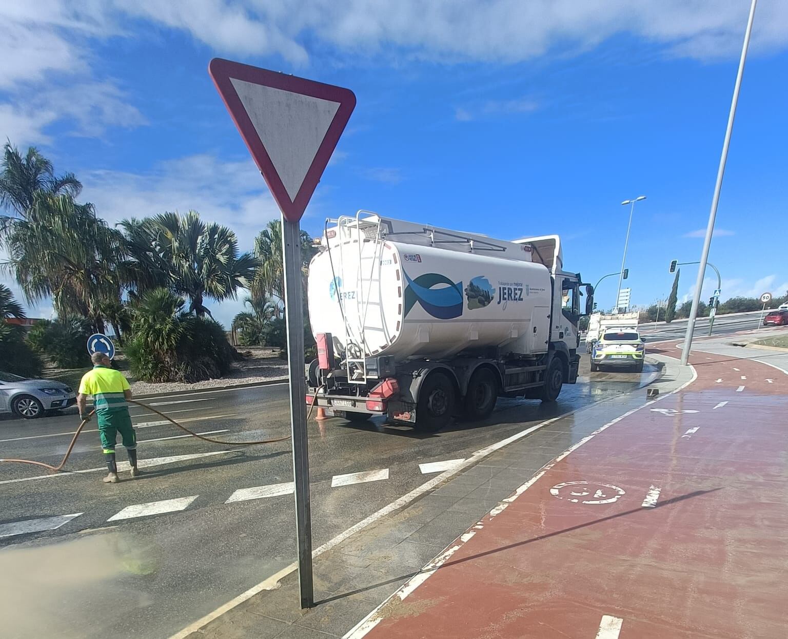 Operarios municipales tras el paso de la borrasca Claudia por Jerez