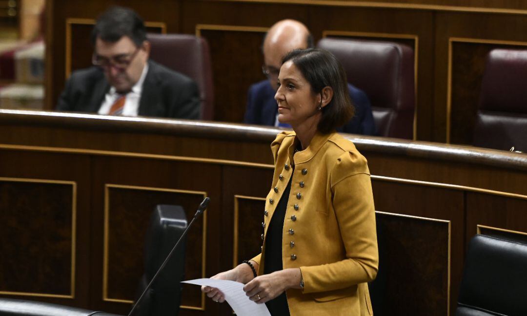 Reyes Maroto, ministra de Industria, Comercio y Turismo, durante su intervención en la sesión de control al Gobierno en el Congreso