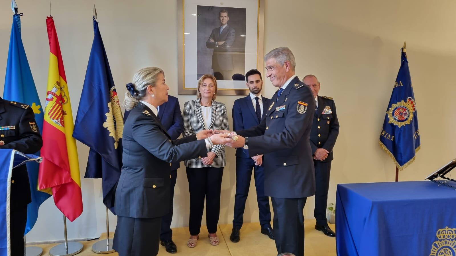 El nuevo comisario recibe los atributos del cargo de mano de su predecesora Luisa Benvenuty.