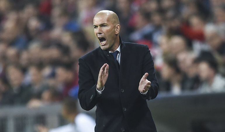 Zidane da órdenes en la banda