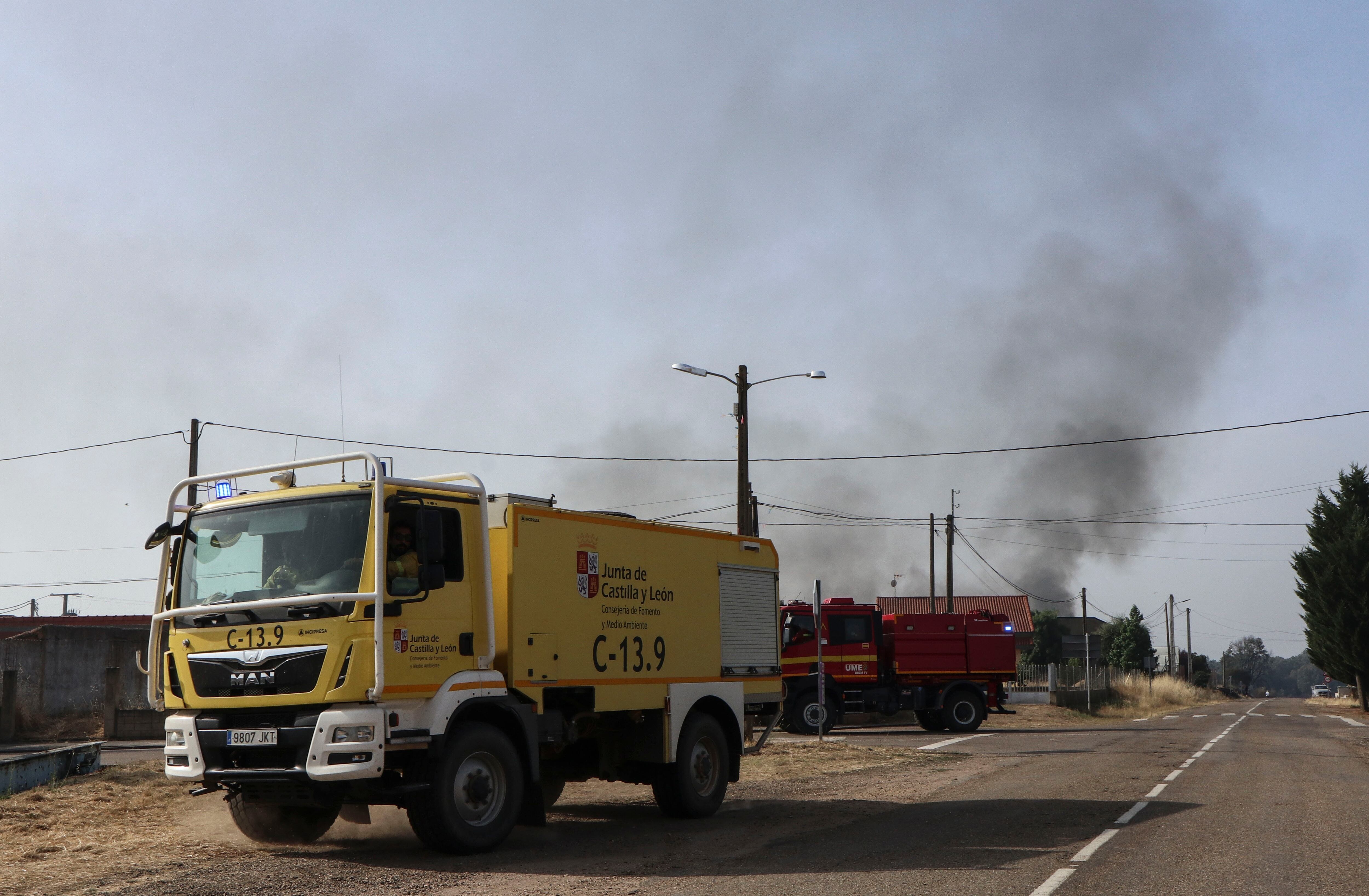 CUBO DE BENAVENTE (ZAMORA), 11/08/2025.- Camiones de bomberos utilizados para combatir un incendio en Cubo de Benavente (Zamora), este lunes. La situación de este incendio forestal, que se inició en Molezuelas de la Carballeda (Zamora), ha mejorado tras haber quemado desde el domingo a primera hora de la tarde dos casas, naves y unas 3.500 hectáreas de terreno, y obligar a desalojar unas 850 personas en cuatro pueblos zamoranos. EFE/ Mariam A. Montesinos