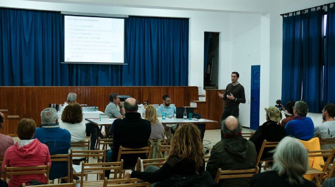 Presentación del proyecto Renewable Energy for self-sustAinable island CommuniTies (REACT) a los vecinos de La Graciosa.